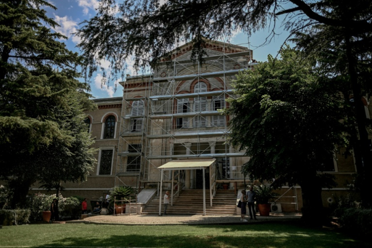 Un échafaudage sur la façade  du séminaire de Halki, ouvert au milieu du XIXe siècle, qui fut la principale école de théologie de l'Église orthodoxe orientale jusqu'à sa fermeture en 1971, le 2 juillet 2026 à Heybeliada, au large d'Istanbul ( AFP / Ozan KOSE )