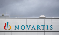 Le logo de Novartis est visible dans sa nouvelle usine à Stein