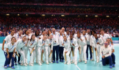Jeux olympiques de Paris 2024 - Handball - Les joueuses et les membres de l'équipe de France posent avec leurs médailles d'argent -  Lille, Stade Pierre Mauroy