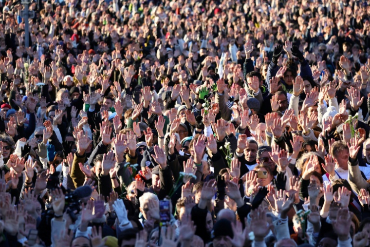 Marche en hommage à Mehdi Kessaci, le 22 novembre 2025 à Marseille ( AFP / CLEMENT MAHOUDEAU )