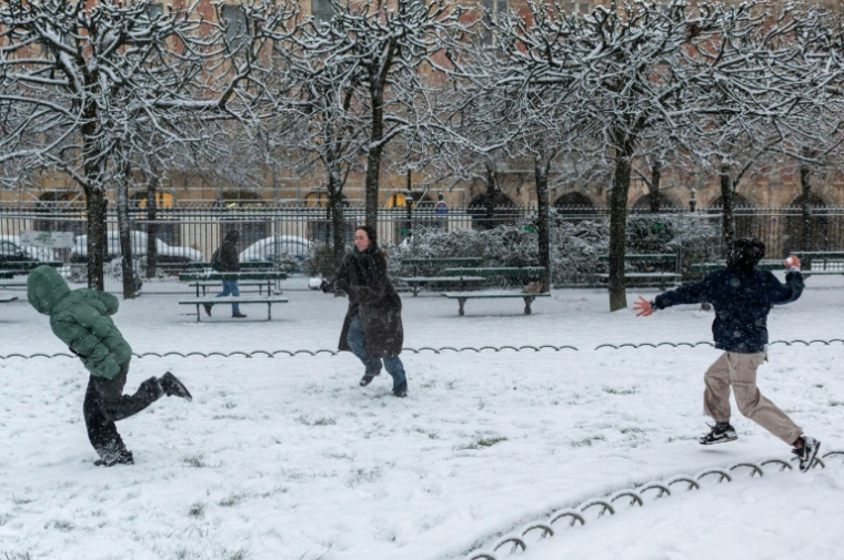 Bataille de boules de neige, place des Vosges, à Paris, le 5 janvier 2026 ( AFP / Eric BARADAT )