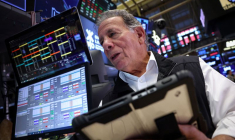 Des traders travaillent dans la salle des marchés de la Bourse de New York (NYSE)