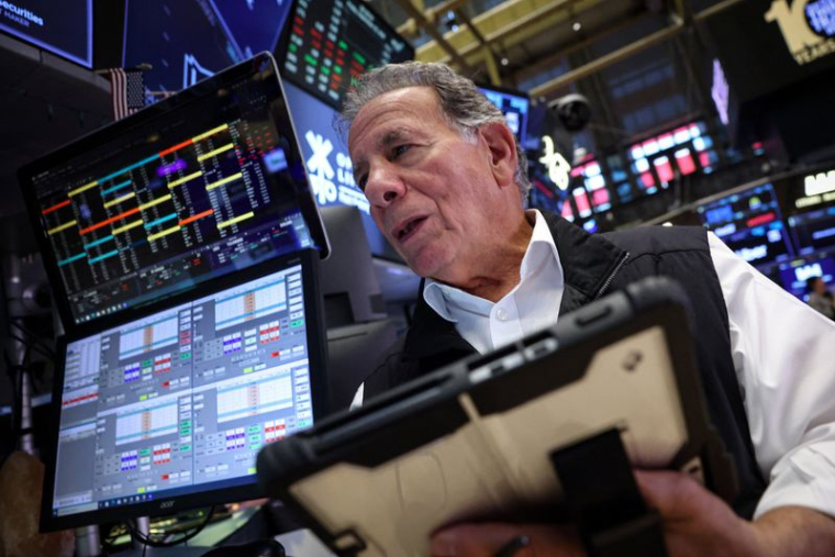Des traders travaillent dans la salle des marchés de la Bourse de New York (NYSE)