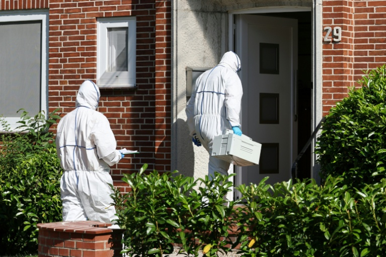 Des membres de la police scientifique entrent dans un centre d'aide aux jeunes où s'est produite une fusillade, le 29 juin 2026 à Stade, dans le nord de l'Allemagne ( AFP / Ibrahim OT )