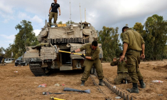 Des soldats israéliens réparent un char près de la frontière entre Israël et la bande de Gaza