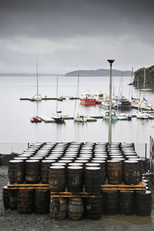 Des tonneaux empilés à l'extérieur de la distillerie de l'île de Harris, le 28 avril 2025 à Tarbert, en Ecosse ( AFP / Andy Buchanan )