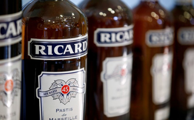 Des bouteilles de Ricard sont photographiées à l'unité de fabrication Ricard à Lormont, près de Bordeaux