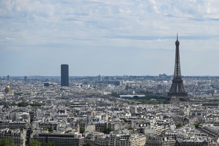 La région parisienne a enregistré, entre 2010 et 2022, "une diminution marquée" de ses émissions de gaz à effet de serre et de particules fines PM2.5, selon Airparif ( AFP / Emmanuel DUNAND )