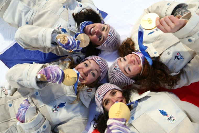 Images de la domination française en relais, les quatre médaillées d'or de l'épreuve féminine: Camille Bened, Océane Michelon, Lou Jeanmonnot et Julia Simon. ( AFP / FRANCK FIFE )
