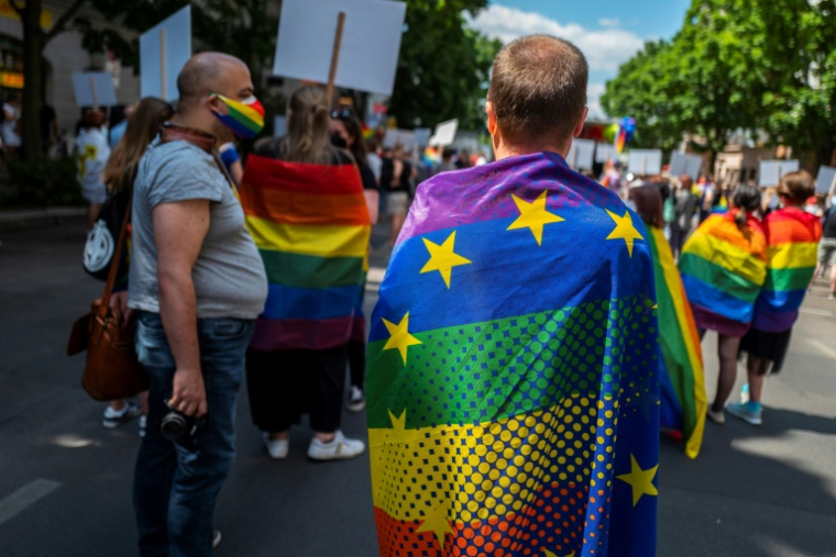 Un participant à la marche des fiertés de Berlin, en juin 2021 ( AFP / John MACDOUGALL )