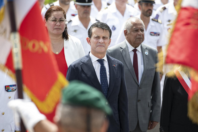 Manuel Valls, ministre des Outre-mer entouré d'élus calédoniens, dont la présidente du Congrès de Nouvelle-Calédonie, Veylma Falaeo (en haut à gauche), lors d'une cérémonie d'honneur militaires à la Croix de Lorraine à Nouméa (Nouvelle-Calédonie), le 22 février 2025. ( AFP / DELPHINE MAYEUR )
