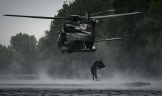 Des plongeurs de combat du 2e régiment étranger de parachutistes (2e REP) sautent d'un hélicoptère NH90 Caïman dans la Vienne lors d'un exercice à Ingrandes, dans la Vienne, le 18 mai 2026 ( AFP / Philippe LOPEZ )