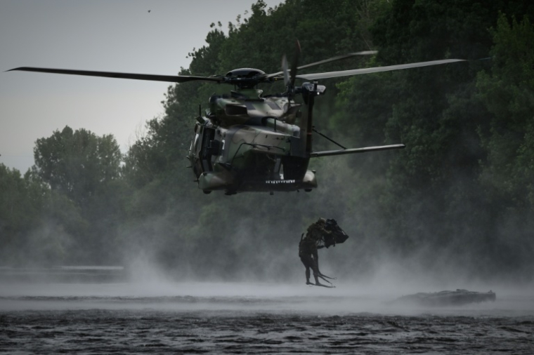Des plongeurs de combat du 2e régiment étranger de parachutistes (2e REP) sautent d'un hélicoptère NH90 Caïman dans la Vienne lors d'un exercice à Ingrandes, dans la Vienne, le 18 mai 2026 ( AFP / Philippe LOPEZ )