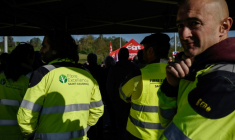 Réunis devant leur usine de pâte à papier de Saint-Gaudens (Haute-Garonne), les salariés de Fibre Excellence ont affiché jeudi leur volonté de ne "rien lâcher" alors qu'un redressement judiciaire menace leur entreprise. ( AFP / Ed JONES )