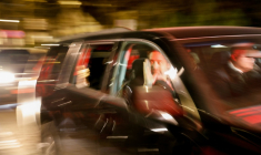 Voiture transportant des prisonniers politiques bélarusses libérés vers Vilnius, Lituanie, le 13 décembre 2025B Belarusian street protest leader Maria Kolesnikova and Nobel Prize winner Ales Bialiatski walked free on on December 13, 2025 with 121 other political prisoners, released in an unprecedented US-brokered deal, rights groups announced. ( AFP / Petras Malukas )