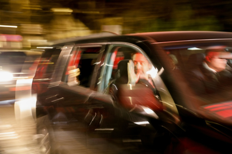 Voiture transportant des prisonniers politiques bélarusses libérés vers Vilnius, Lituanie, le 13 décembre 2025B Belarusian street protest leader Maria Kolesnikova and Nobel Prize winner Ales Bialiatski walked free on on December 13, 2025 with 121 other political prisoners, released in an unprecedented US-brokered deal, rights groups announced. ( AFP / Petras Malukas )