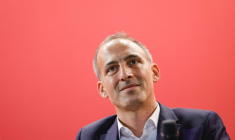 Raphaël Glucksmann lors d'une réunion le 16 novembre 2025 à Pontoise ( AFP / GEOFFROY VAN DER HASSELT )