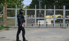 Un policier devant la base aérienne de Fairford, dans le sud-ouest de l'Angleterre, le 27 septembre 2026 ( AFP / JUSTIN TALLIS )