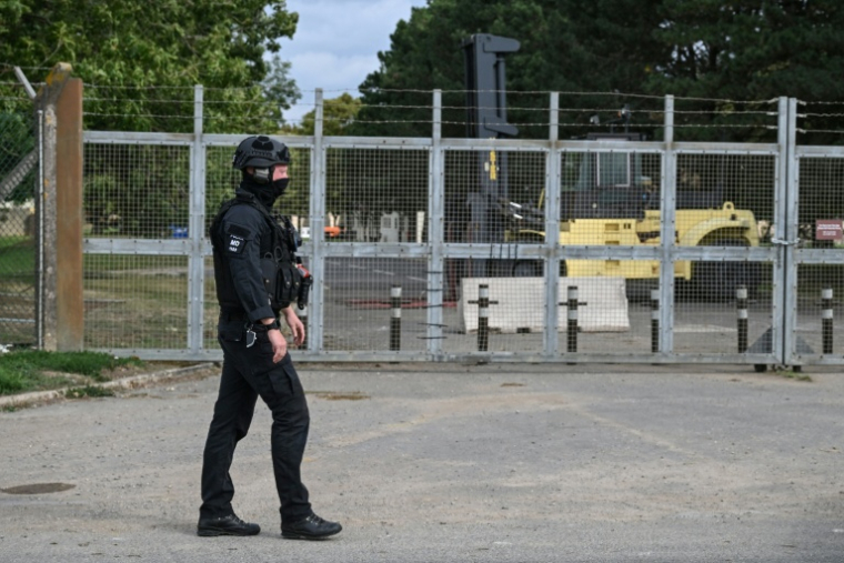 Un policier devant la base aérienne de Fairford, dans le sud-ouest de l'Angleterre, le 27 septembre 2026 ( AFP / JUSTIN TALLIS )