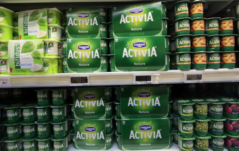 Des yaourts du groupe alimentaire français Danone dans les rayons d'un supermarché Auchan à Nice