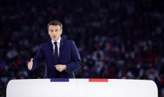 EN MEETING, MACRON VANTE UN PROJET "DE JUSTICE" ET ATTAQUE LES EXTRÊMES