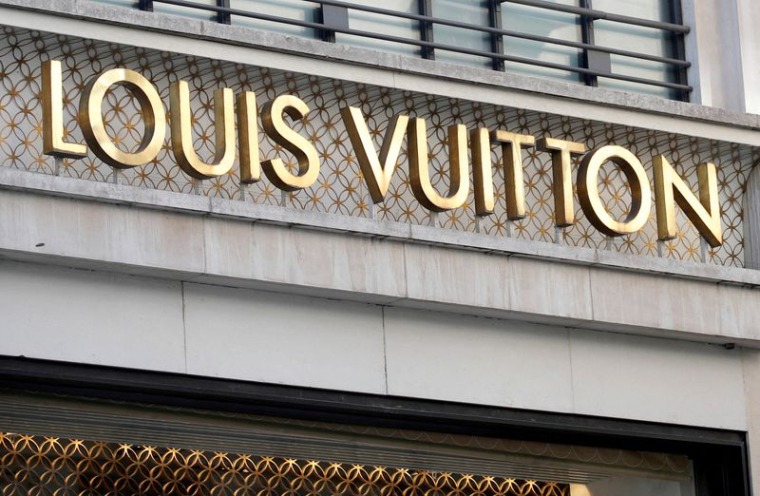 LVMH TABLE SUR UNE DEMANDE FORTE EN 2022, LA MODE TIRE LA CROISSANCE
