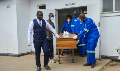 Le cercueil d'une victime du naufrage d'un ferry est sorti de la morgue de l'hôpital de Kariba, au Zimbabwe, le 14 août 2026 ( AFP / Jekesai NJIKIZANA )