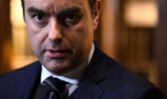 Le Premier ministre français Sébastien Lecornu s'adresse à la presse à l'issue d'une réunion avec des députés membres des commissions de défense, à Paris