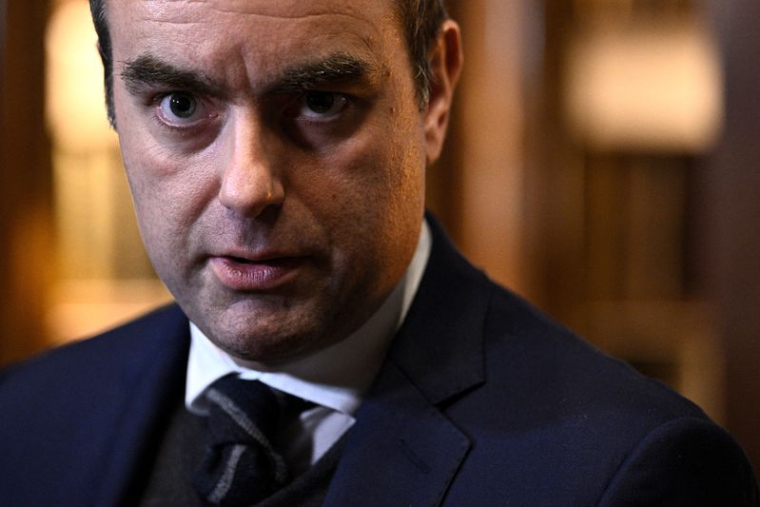 Le Premier ministre français Sébastien Lecornu s'adresse à la presse à l'issue d'une réunion avec des députés membres des commissions de défense, à Paris