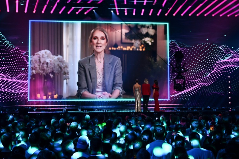 Un écran géant montre un message enregistré de la chanteuse canadienne Céline Dion pendant la répétition générale de la finale de l'Eurovision, à Bâle, le 16 mai 2025 ( AFP / Fabrice COFFRINI )