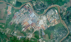 Photo satellite fournie par Planet Labs PBC, prise le 18 septembre 2025 et reçue le 30 septembre 2025, qui montre le complexe KK Park dans le canton oriental de Myawaddy en Birmanie, le long de la rivière frontalière Moei, face au district de Mae Sot (en haut et à droite) en Thaïlande ( 2025 Planet Labs PBC / Handout )