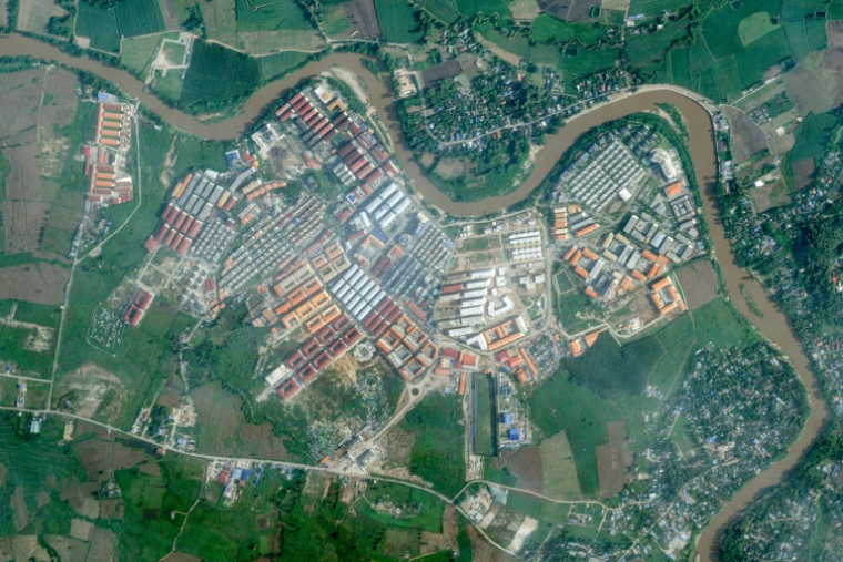 Photo satellite fournie par Planet Labs PBC, prise le 18 septembre 2025 et reçue le 30 septembre 2025, qui montre le complexe KK Park dans le canton oriental de Myawaddy en Birmanie, le long de la rivière frontalière Moei, face au district de Mae Sot (en haut et à droite) en Thaïlande ( 2025 Planet Labs PBC / Handout )