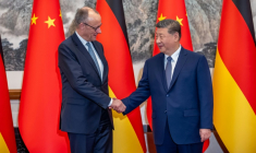 Le président chinois Xi Jinping (d) et le chancelier allemand Friedrich Merz à Pékin, le 25 février 2026 ( POOL / Michael Kappeler )