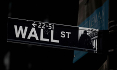 Photo d'archives montrant une plaque de rue de Wall Street près de la bourse de New York