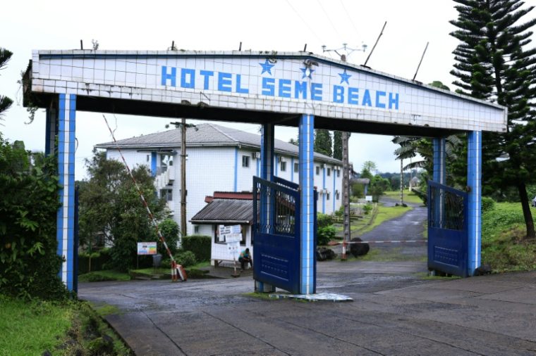 L'entrée de l'hôtel Seme Beach à Limbé, le 4 octobre 2025 au Cameroun ( AFP / Daniel BELOUMOU OLOMO )