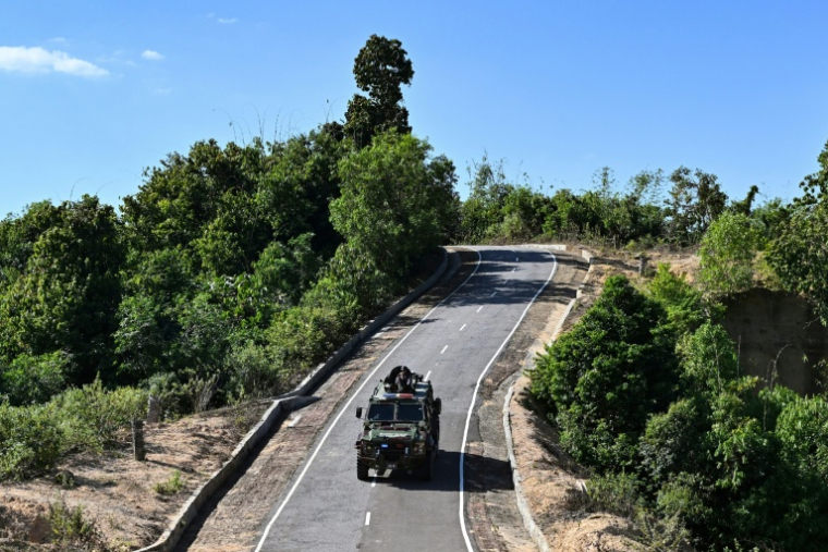 Des garde-frontières du Bangladesh effectuent une patrouille à bord d'un véhicule blindé dans le district du Bandarban limitrophe avec la Birmanie le 19 décembre 2025 ( AFP / Munir UZ ZAMAN )