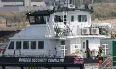 Des membres d'équipage à bord du navire de sauvetage britannique BSC Contender après avoir participé à une opération de sauvetage en mer, suite à l'incendie d'une embarcation de migrants qui tentaient de traverser la Manche à Boulogne-sur-Mer, le 4 août 2026 ( AFP / Sameer AL-DOUMY )