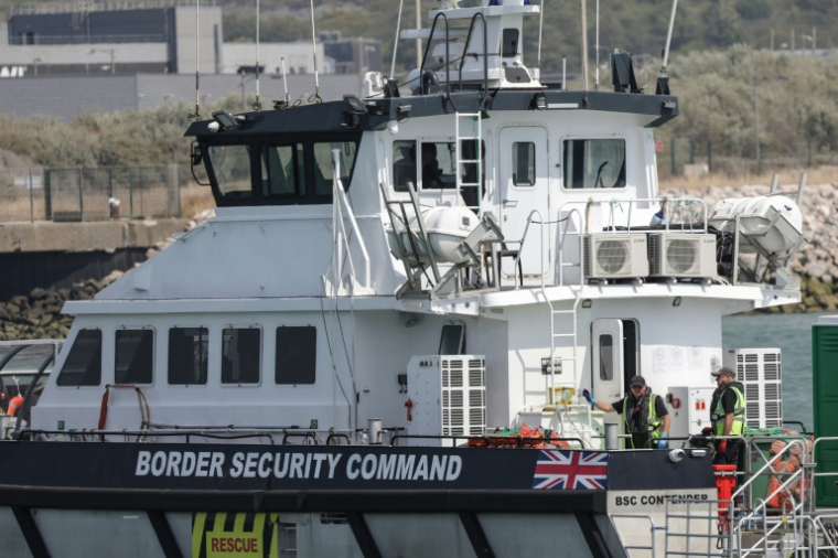 Des membres d'équipage à bord du navire de sauvetage britannique BSC Contender après avoir participé à une opération de sauvetage en mer, suite à l'incendie d'une embarcation de migrants qui tentaient de traverser la Manche à Boulogne-sur-Mer, le 4 août 2026 ( AFP / Sameer AL-DOUMY )