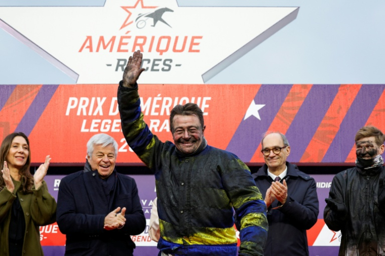 Le driver Franck Nivard, au centre, à l'hippodrome de Vincennes à Paris lors du Prix d'Amérique le 25 janvier 2026 ( AFP / GEOFFROY VAN DER HASSELT )