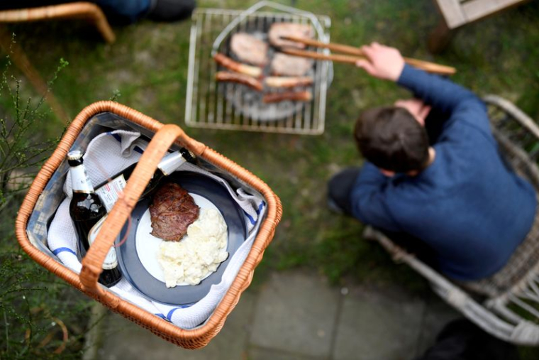 Un panier rempli de bières et de nourriture à Hambourg