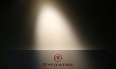 Le logo de Remy Cointreau SA est représenté dans la distillerie Cointreau à Saint-Barthélemy-d'Anjou, près d'Angers
