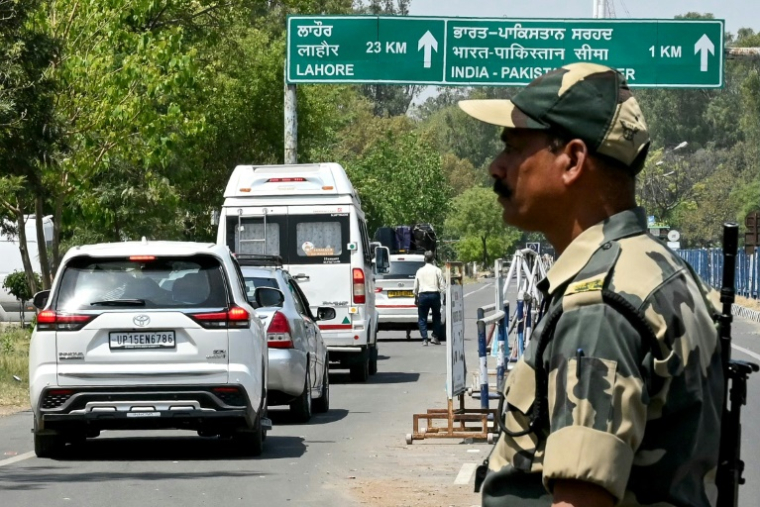 Un membre des forces de sécurité frontalières indiennes (BSF) monte la garde alors que des citoyens pakistanais retournent dans leur pays par le poste frontière d'Attari-Wagah, près d'Amritsar, le 26 avril 2025 au Pakistan ( AFP / Narinder NANU )