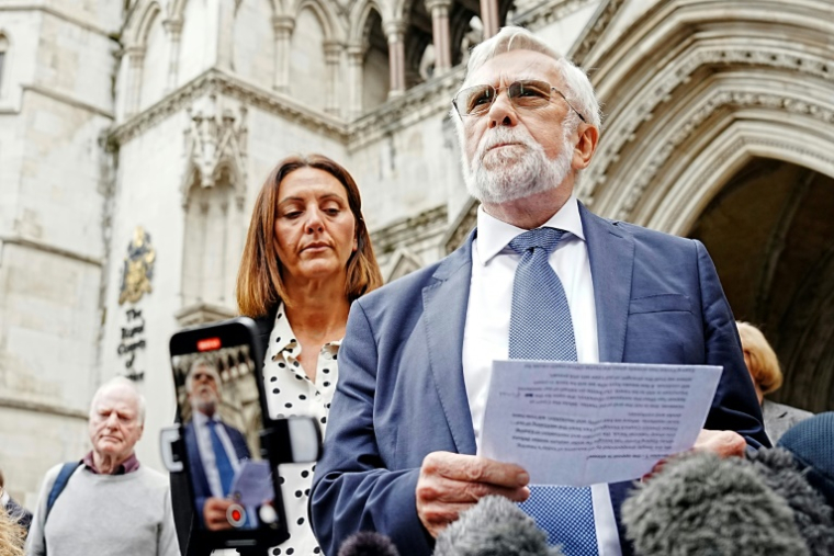 Un conseiller du district d'Epping, Ken Williamson, devant la Haute Cour de Londres, le 29 août 2025, après que le gouvernement a remporté son recours contre une décision empêchant les demandeurs d'asile d'être hébergés à l'hôtel Bell à Epping au-delà du 12 septembr ( AFP / CARLOS JASSO )