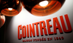 Photo du logo de la liqueur Cointreau dans la distillerie du groupe Remy Cointreau à Saint-Barthélemy-d'Anjou