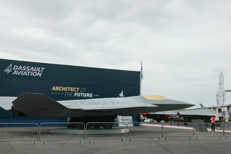 Une maquette de l'avion de combat de nouvelle génération (NGF) du SCAF, conçu par Dassault Aviation, exposée Au Salon international de l'aéronautique et de l'espace (SIAE) à l'aéroport de Paris-Le Bourget, le 15 juin 2025 au nord de Paris ( AFP / Thomas SAMSON )