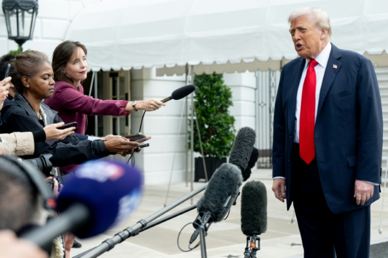 Le président américain Donald Trump s'adresse aux médias avant d'embarquer à bord de Marine One à la Maison Blanche, le 16 septembre 2025 à Washington ( AFP / SAUL LOEB )