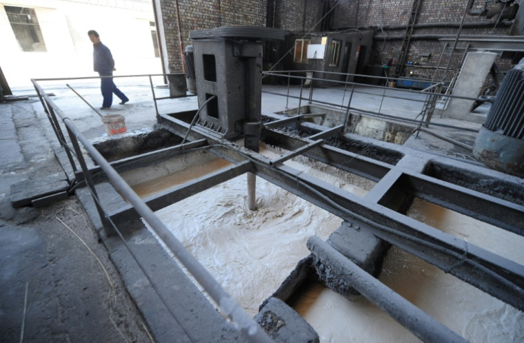 Dans une usine privée traitant des terres rares près de de Baotou, au nord-ouest de la Chine, le 21 avril 2011 ( AFP / FREDERIC J. BROWN )