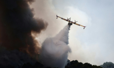 Un Canadair largue de l'eau sur un incendie aux alentours de Cotignac, dans le Var, le 23 juillet 2026 ( AFP / Thibaud MORITZ )
