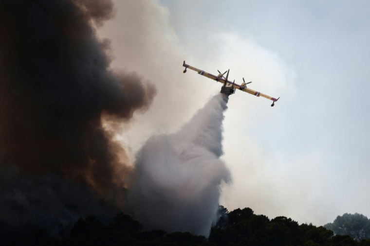 Un Canadair largue de l'eau sur un incendie aux alentours de Cotignac, dans le Var, le 23 juillet 2026 ( AFP / Thibaud MORITZ )