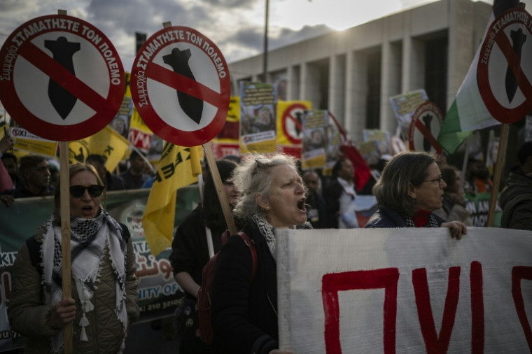 Des manifestants participent à un rassemblement "No Kings" contre le président américain Donald Trump, à Athènes, en Grèce, le 28 mars 2026 ( AFP / Aris MESSINIS )
